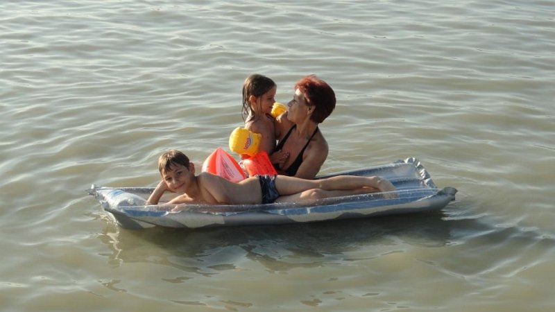 DSC00521 00.JPG - A 26 fokos vízben a babcia sem fázott.